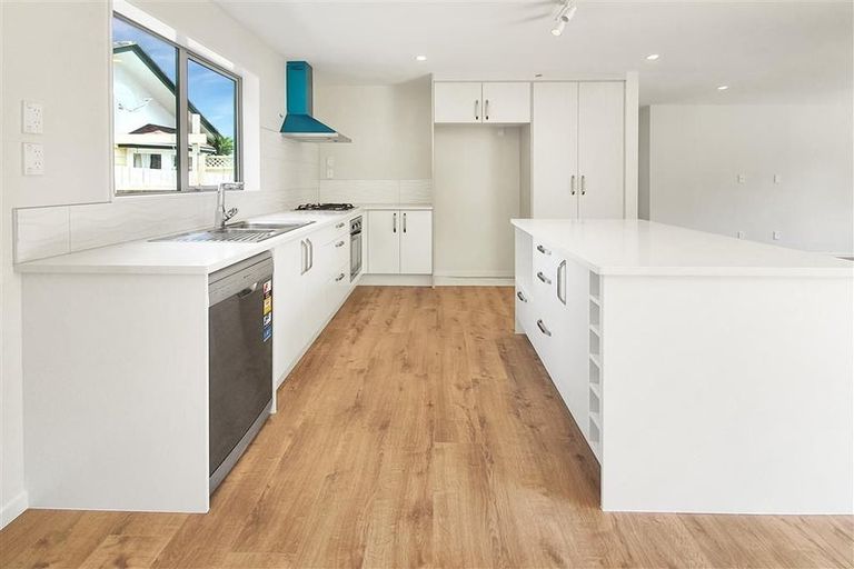 Photo of property in 38b West Harbour Drive, West Harbour, Auckland, 0618