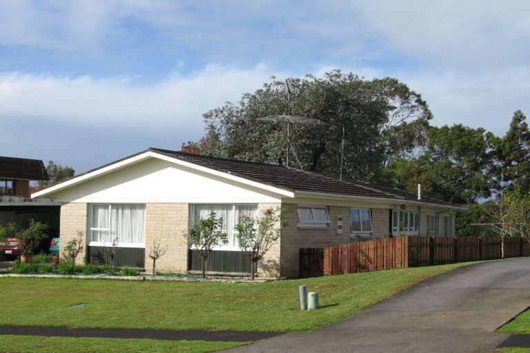 Photo of property in 4 Maroubra Place, Botany Downs, Auckland, 2010