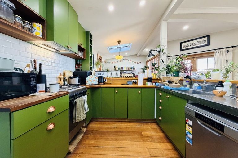 Photo of property in 285 Karaka Bay Road, Karaka Bays, Wellington, 6022