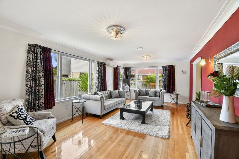 Photo of property in 16 Penruddocke Road, Half Moon Bay, Auckland, 2012