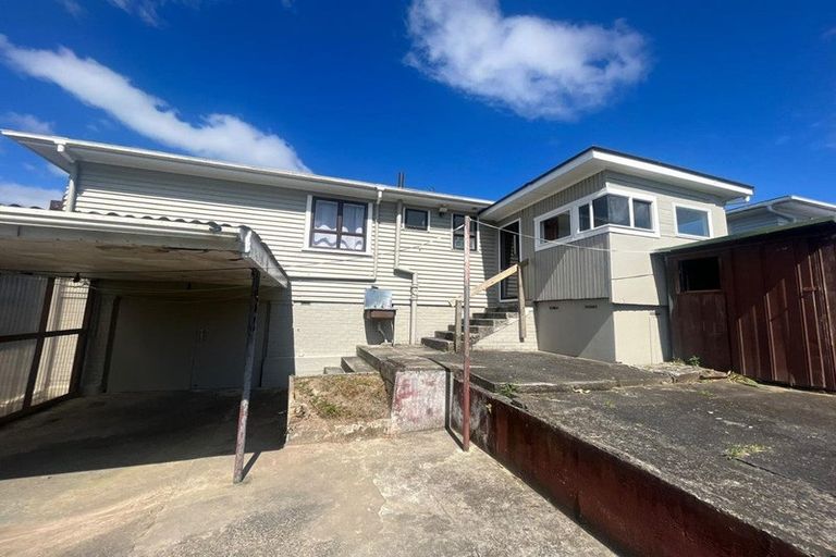Photo of property in 11 Springside Place, New Lynn, Auckland, 0600