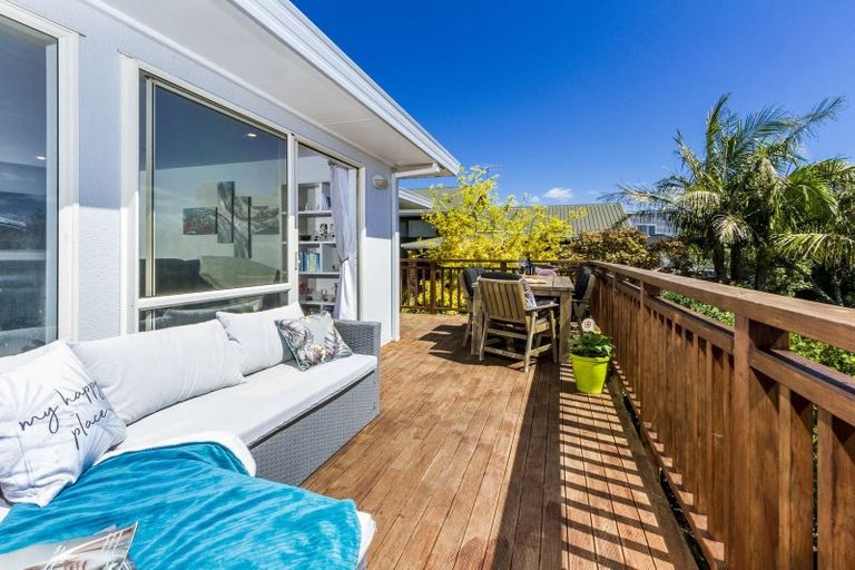 Photo of property in 2/133 Carlisle Road, Northcross, Auckland, 0632