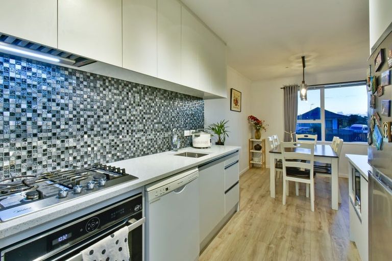 Photo of property in 2/18 Etherton Drive, Weymouth, Auckland, 2103