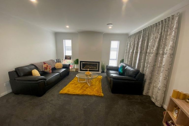 Photo of property in 48 Sardinia Grove, Fitzherbert, Palmerston North, 4410