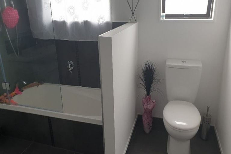 Photo of property in 1/186 East Coast Road, Forrest Hill, Auckland, 0620