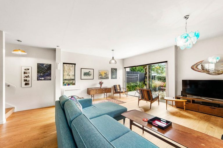 Photo of property in 15 Rarangi Way, Owhiro Bay, Wellington, 6023