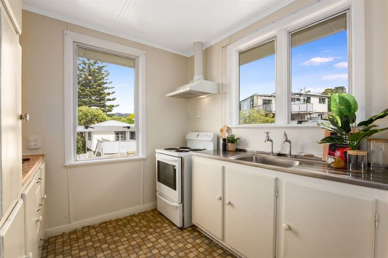 Photo of property in 2 Hiwi Crescent, Titahi Bay, Porirua, 5022