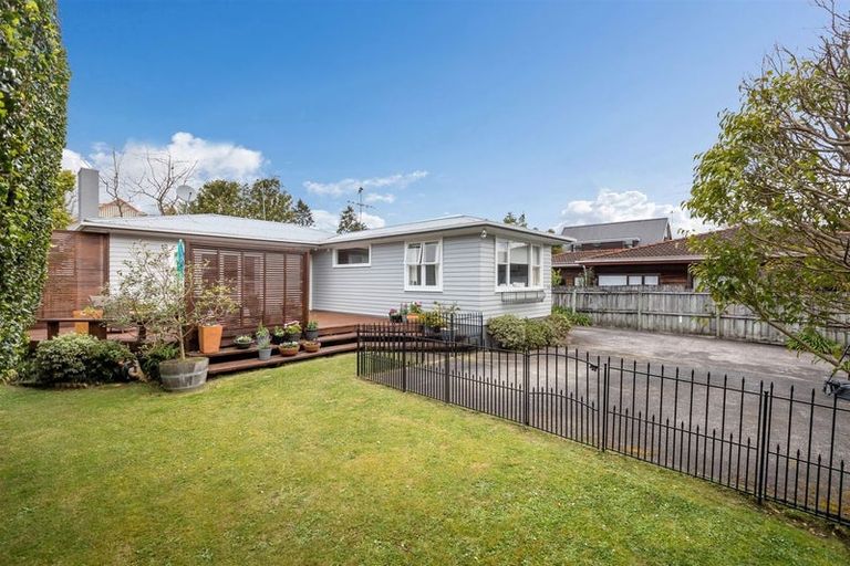 Photo of property in 1/12 Wolsley Avenue, Milford, Auckland, 0620