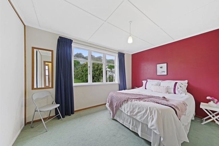 Photo of property in 44 Taylor Terrace, Tawa, Wellington, 5028