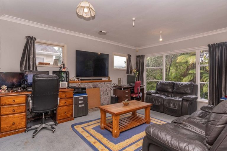 Photo of property in 24a Lyndhurst Road, Tawa, Wellington, 5028