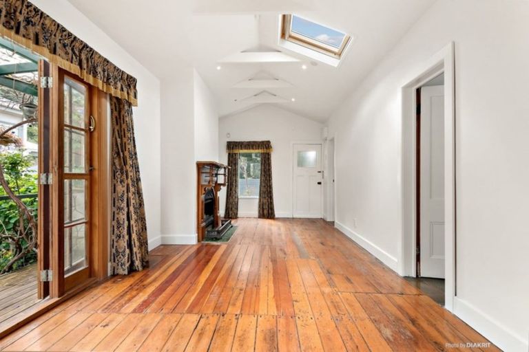 Photo of property in 7 Poplar Grove, Thorndon, Wellington, 6011