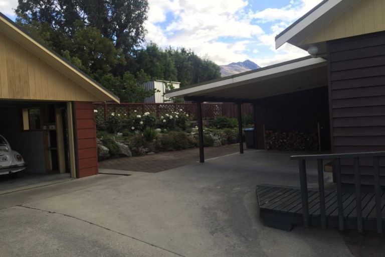 Photo of property in 10 Grove Lane, Kelvin Heights, Queenstown, 9300