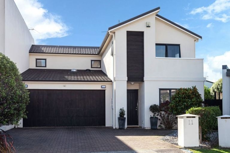 Photo of property in 11 Bunker Rise, Golflands, Auckland, 2013