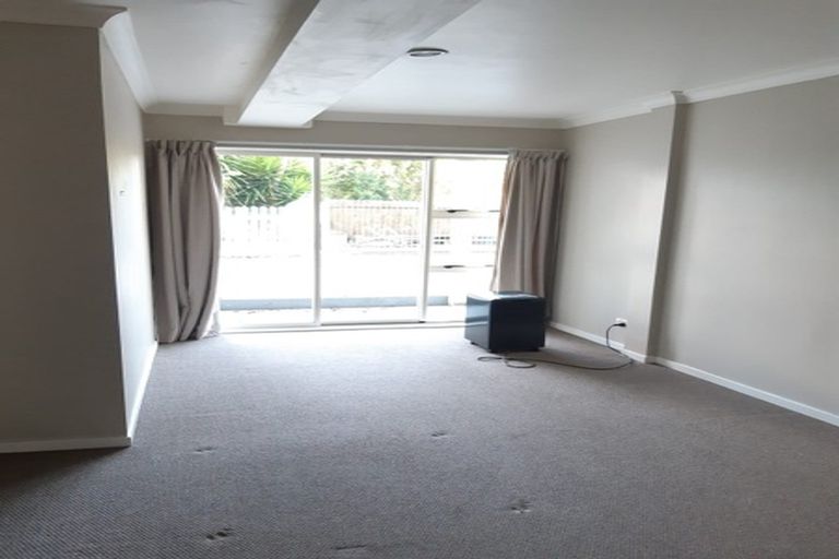 Photo of property in 18 Mountain Road, Henderson Valley, Auckland, 0612