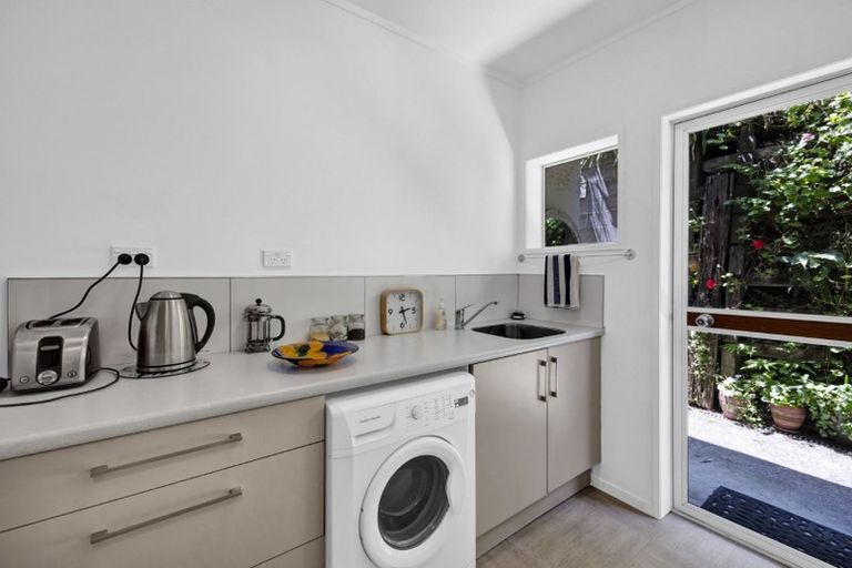 Photo of property in 14 Spencer Place, Merrilands, New Plymouth, 4312