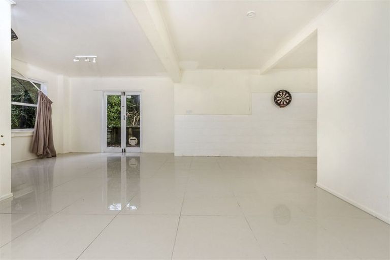 Photo of property in 70 Chivalry Road, Glenfield, Auckland, 0629