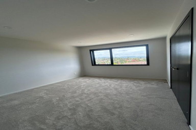 Photo of property in 43 Savoy Road, Glen Eden, Auckland, 0602