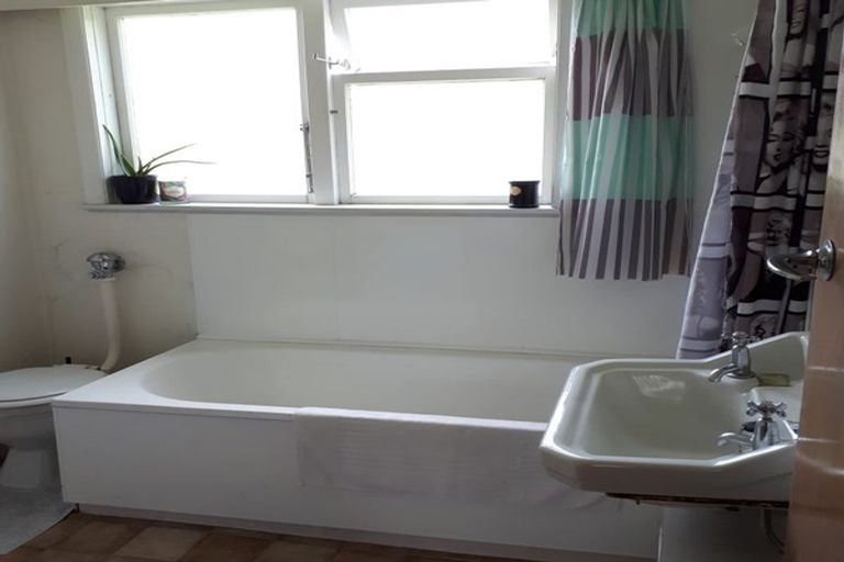 Photo of property in 2a Clutha Avenue, Khandallah, Wellington, 6035