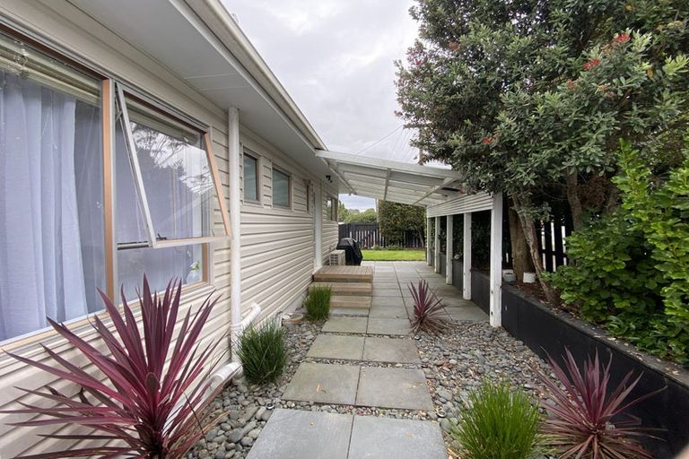 Photo of property in 1/38 Aeroview Drive, Beach Haven, Auckland, 0626