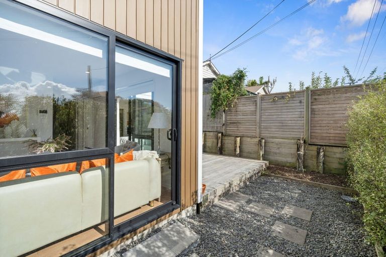 Photo of property in 1b Valron Road, Te Atatu South, Auckland, 0602