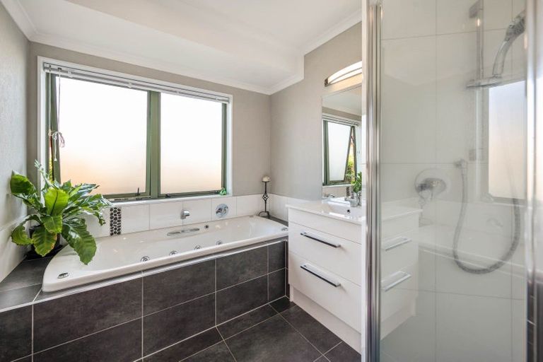 Photo of property in 35 Warwick Drive, Lynmore, Rotorua, 3010