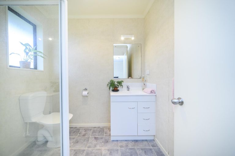 Photo of property in 20 Boston Parade, Kelvin Grove, Palmerston North, 4414