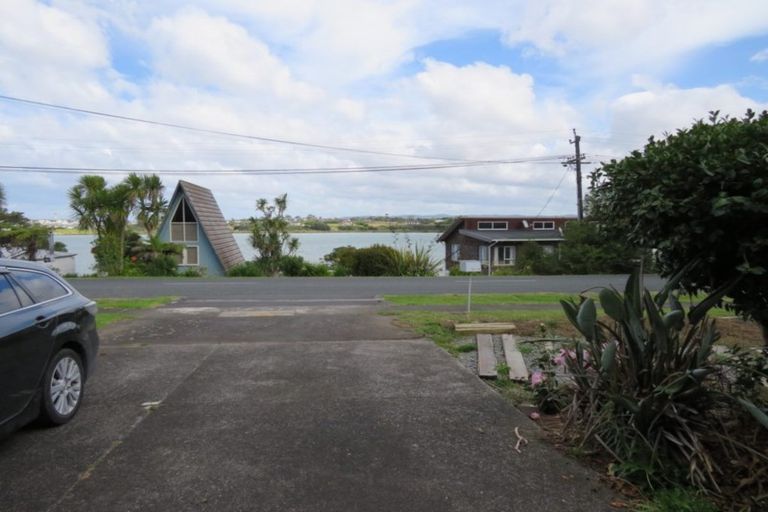 Photo of property in 10 Ferry Parade, Herald Island, Auckland, 0618