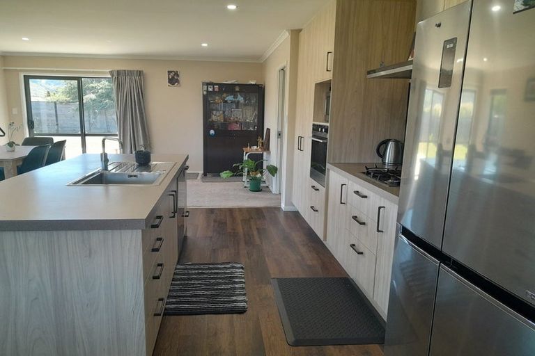 Photo of property in 48 Te Kaeaea Crescent, Wallaceville, Upper Hutt, 5018