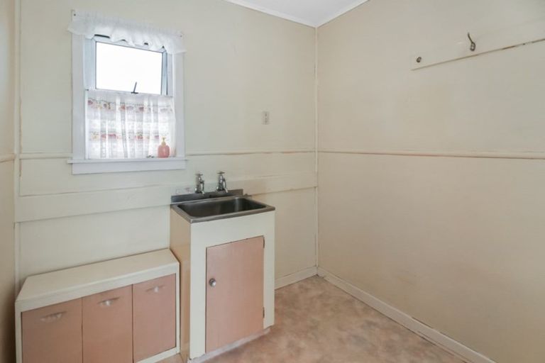 Photo of property in 15 Turakina Street, Merrilands, New Plymouth, 4312