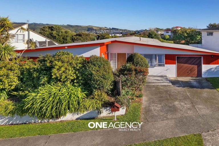 Photo of property in 85 Gloaming Hill, Titahi Bay, Porirua, 5022
