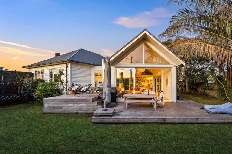 Photo of property in 17 Vincent Road, Northcote Point, Auckland, 0627