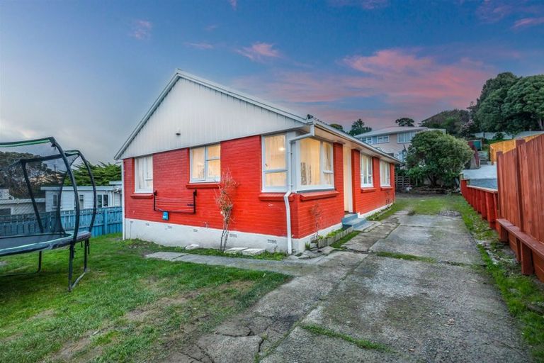 Photo of property in 8 Takapuwahia Drive, Takapuwahia, Porirua, 5022