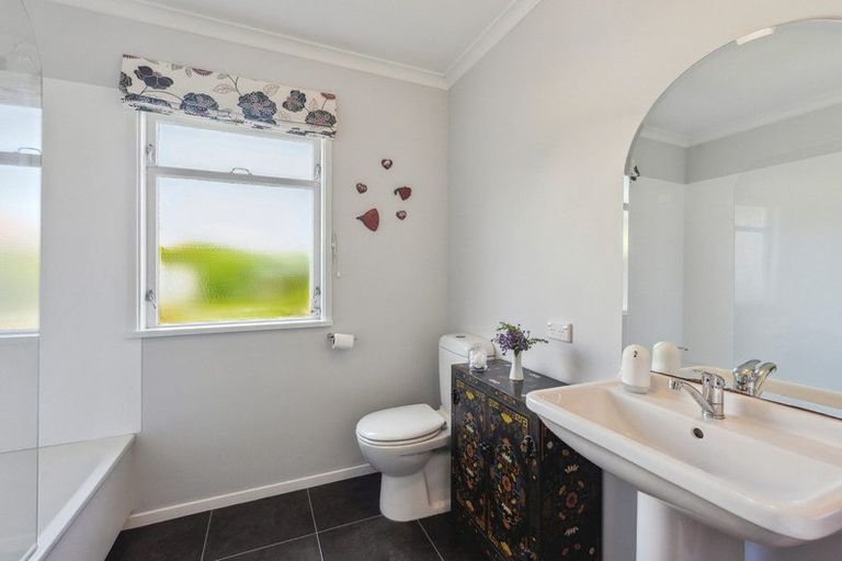 Photo of property in 6 Kaikomako Road, Waikanae, 5036