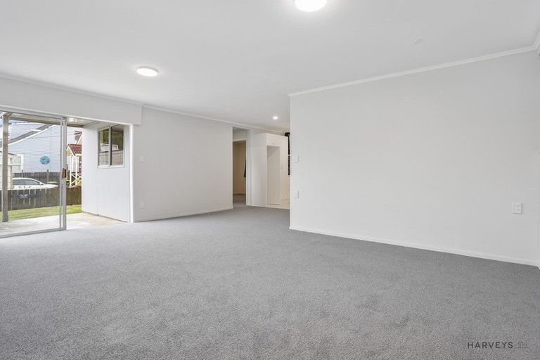 Photo of property in 37 Beaubank Road, Kelston, Auckland, 0602