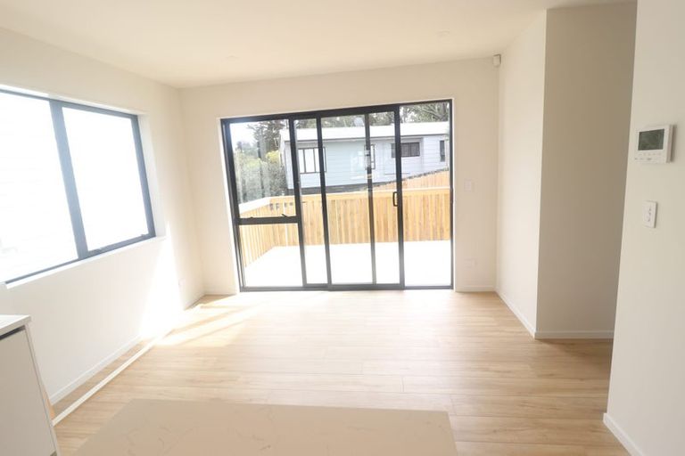 Photo of property in 18b Edgware Road, West Harbour, Auckland, 0618