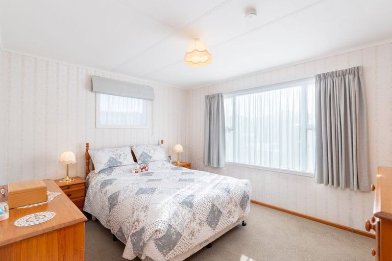 Photo of property in 1 Lilac Lane, Maungaraki, Lower Hutt, 5010