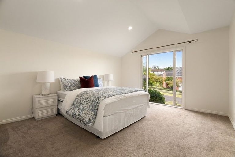 Photo of property in 1 Red Oak Place, Schnapper Rock, Auckland, 0632