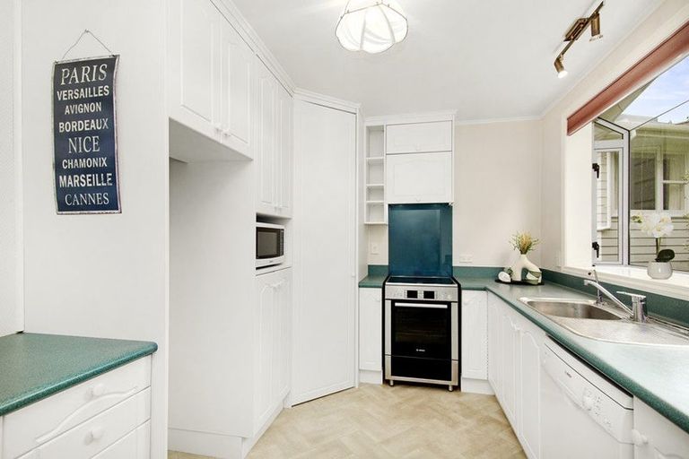 Photo of property in 114 Redwood Avenue, Tawa, Wellington, 5028