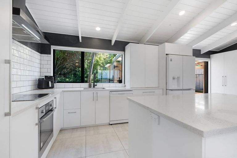 Photo of property in 113 Vipond Road, Stanmore Bay, Whangaparaoa, 0932