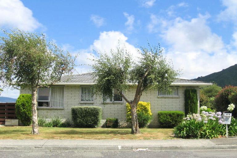 Photo of property in 35a Roband Crescent, Brown Owl, Upper Hutt, 5018