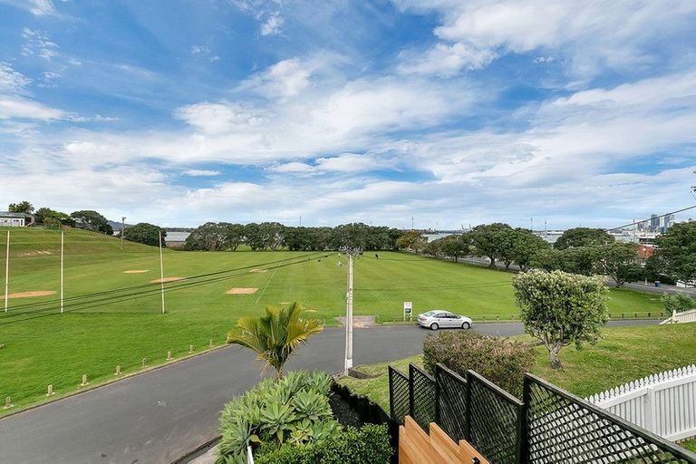 Photo of property in 1/4 Denby Lane, Northcote Point, Auckland, 0627