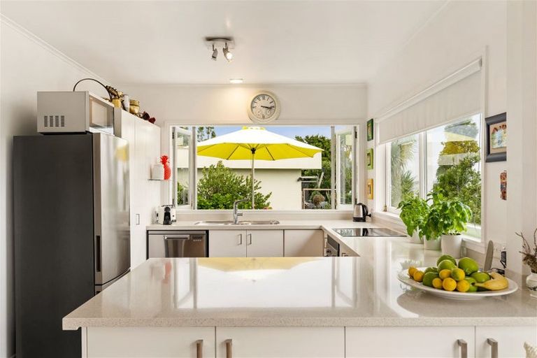 Photo of property in 1/94 Island Bay Road, Beach Haven, Auckland, 0626