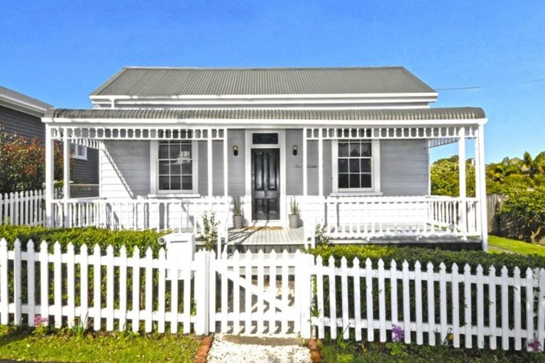 Photo of property in 1 Karaka Street, Helensville, 0800