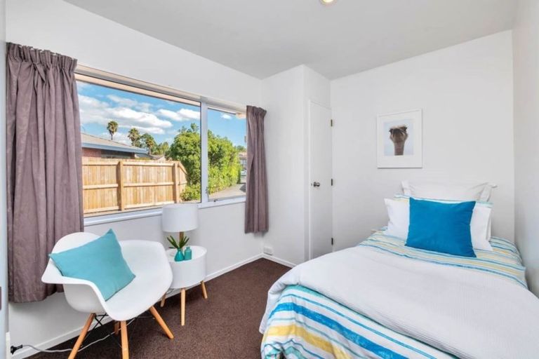 Photo of property in 2/5 Barbados Drive, Unsworth Heights, Auckland, 0632