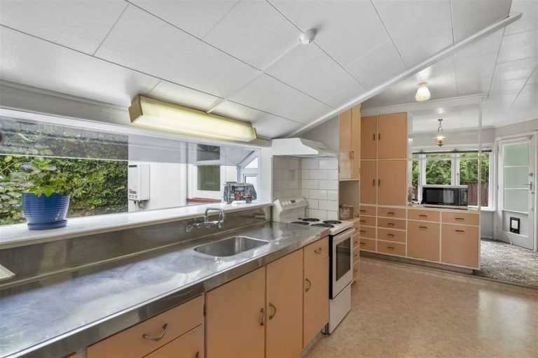 Photo of property in 32 Waitohu Road, York Bay, Lower Hutt, 5013