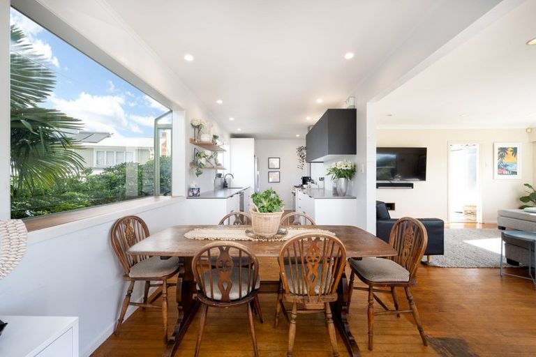 Photo of property in 30 Kiteroa Terrace, Rothesay Bay, Auckland, 0630