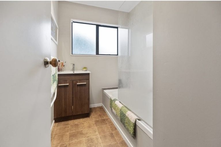 Photo of property in 2 Leander Road, Bayswater, Auckland, 0622