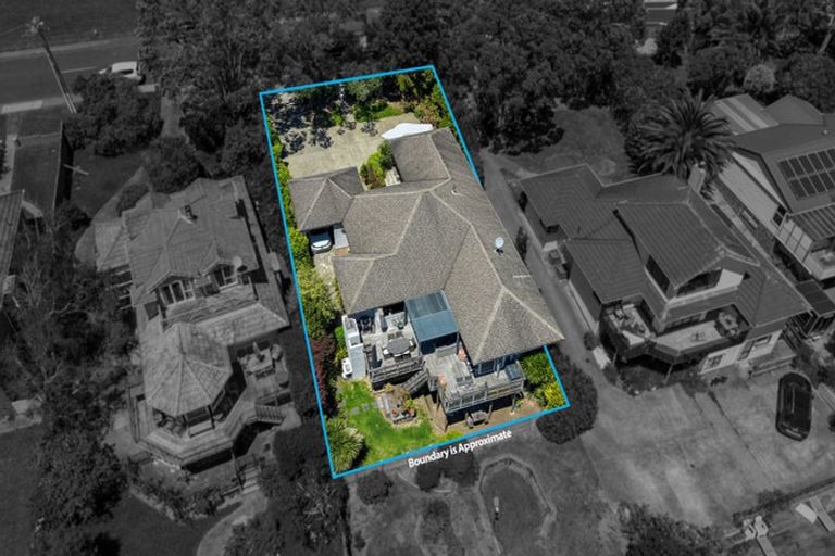 Photo of property in 4 Mellons Bay Road, Howick, Auckland, 2014