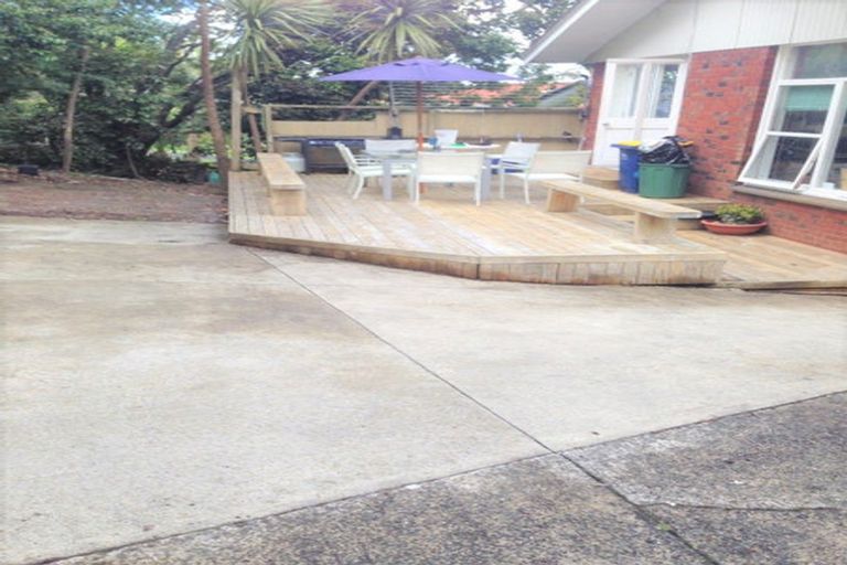 Photo of property in 8 Easton Park Parade, Glenfield, Auckland, 0629