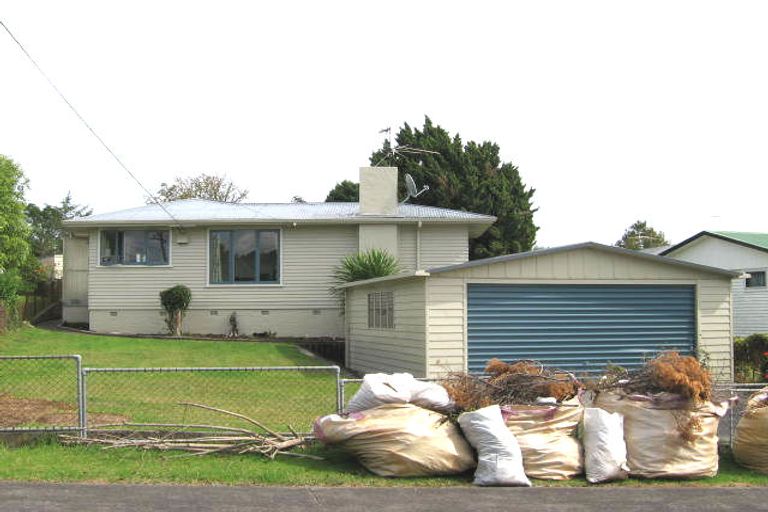 Photo of property in 5 Harding Avenue, Te Atatu South, Auckland, 0610